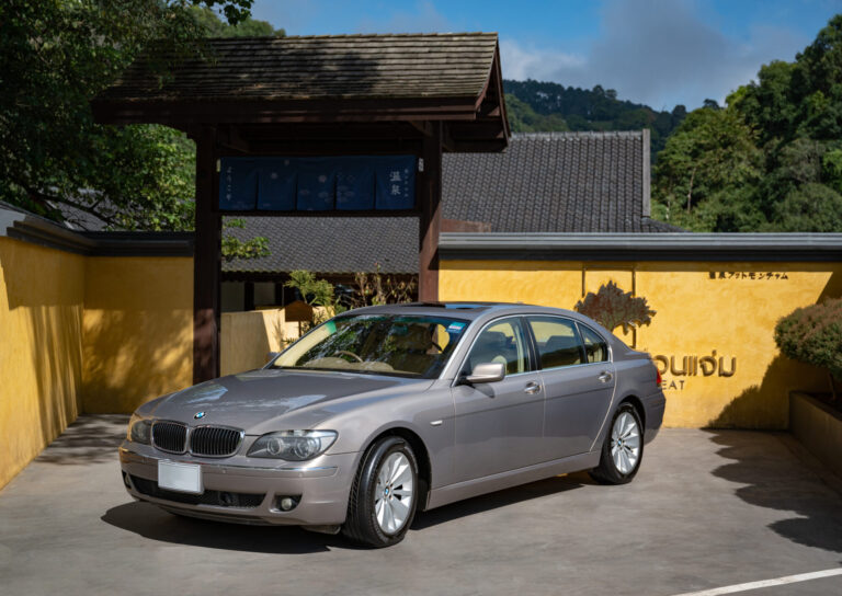 Shuttle Service with BMW 7 Series